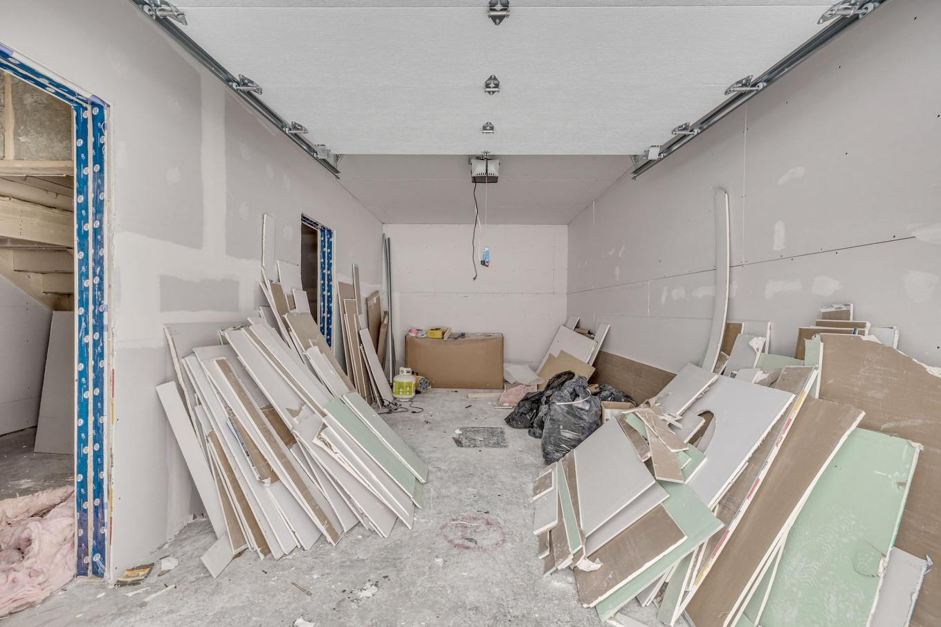 Garage - 1060 Rue Gabriel-Dumont, Québec (Sainte-Foy/Sillery/Cap-Rouge), QC - Indoor Photo Showing Garage