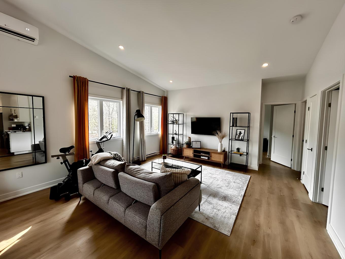 Salon - 8 Ch. Sisttie, La Pêche, QC - Indoor Photo Showing Living Room