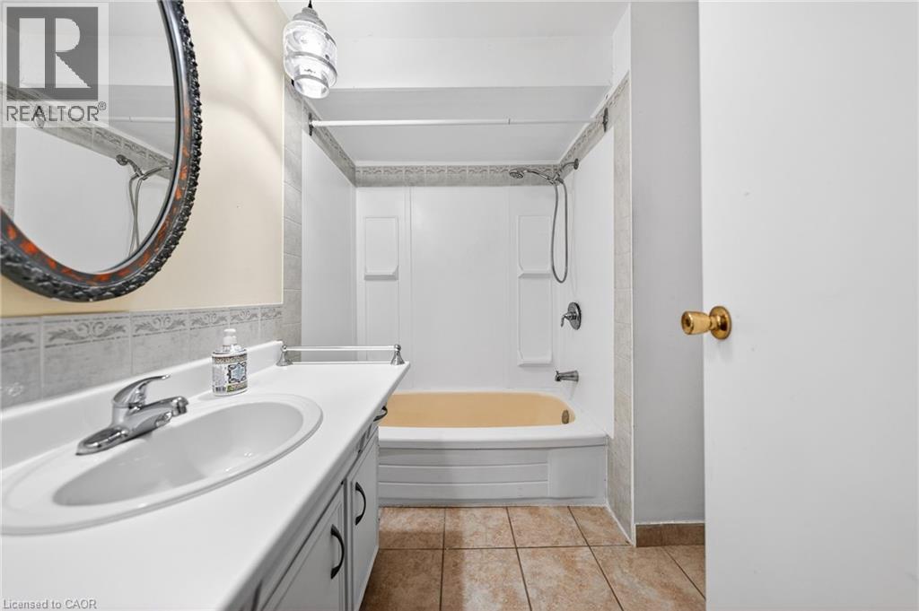 539 Willow Road Unit# 66, Guelph, ON - Indoor Photo Showing Bathroom