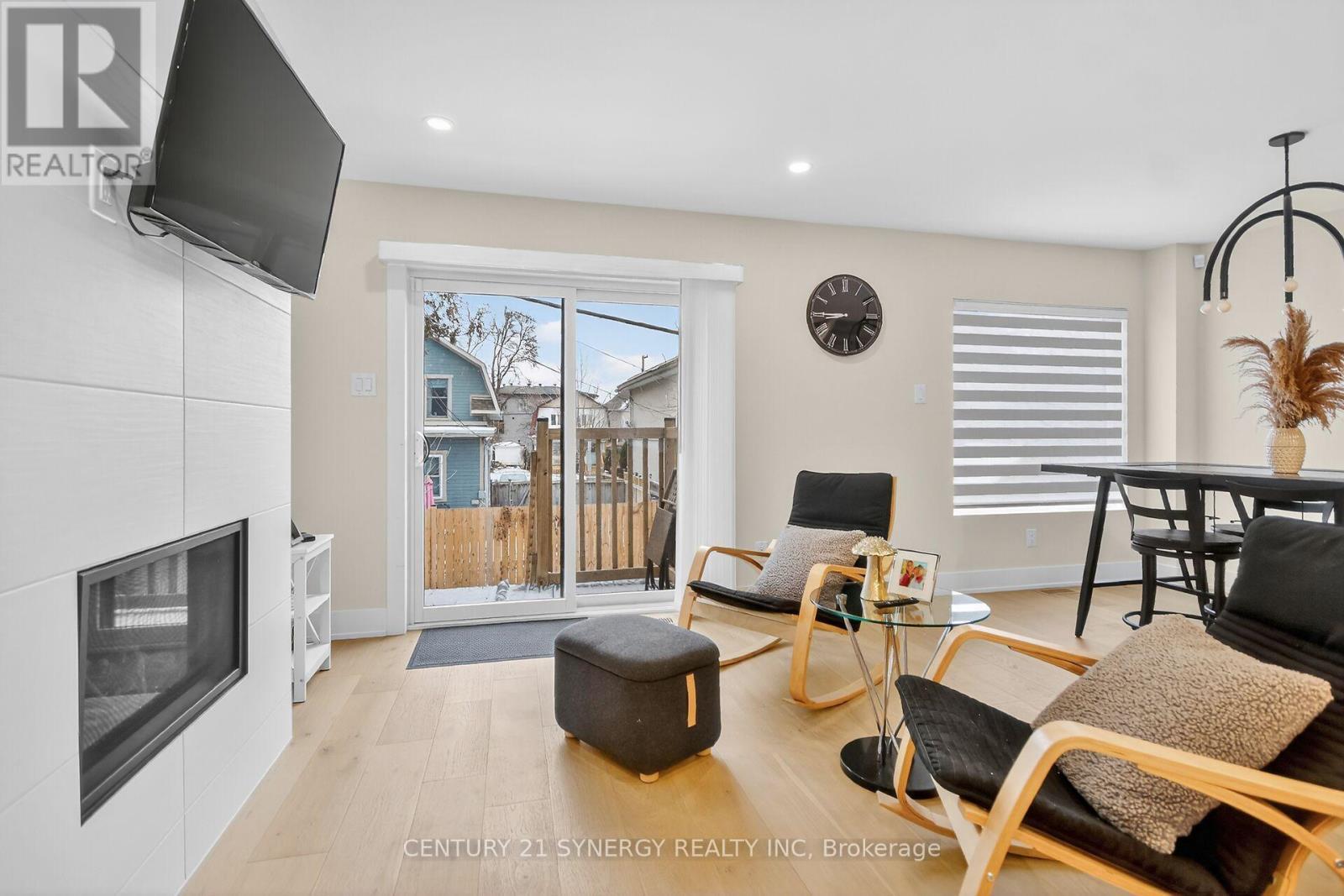 116 King George Street, Ottawa, ON - Indoor Photo Showing Living Room With Fireplace