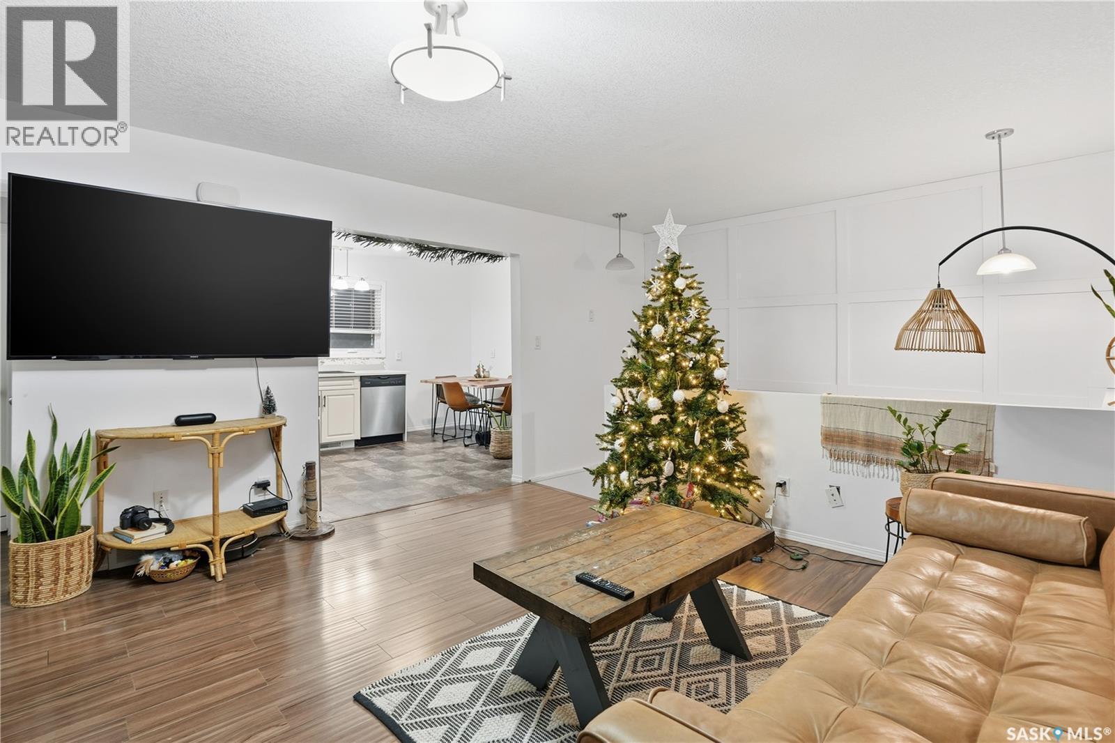 600 Mullin Avenue E, Regina, SK - Indoor Photo Showing Living Room