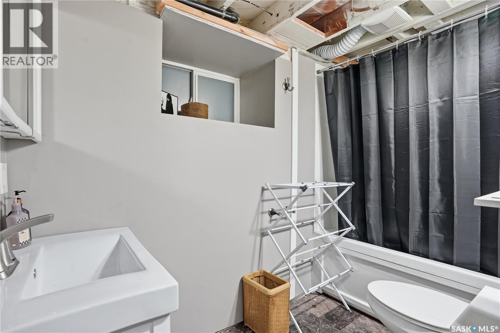 600 Mullin Avenue E, Regina, SK - Indoor Photo Showing Bathroom