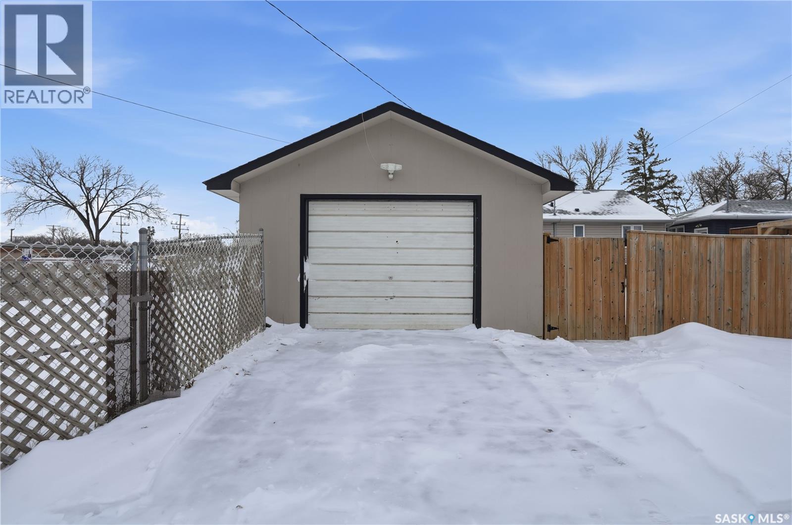 600 Mullin Avenue E, Regina, SK - Outdoor With Exterior