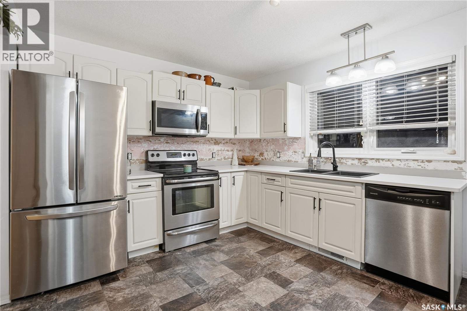 600 Mullin Avenue E, Regina, SK - Indoor Photo Showing Kitchen With Double Sink