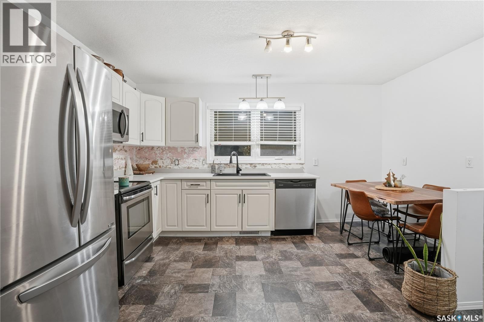 600 Mullin Avenue E, Regina, SK - Indoor Photo Showing Kitchen With Upgraded Kitchen