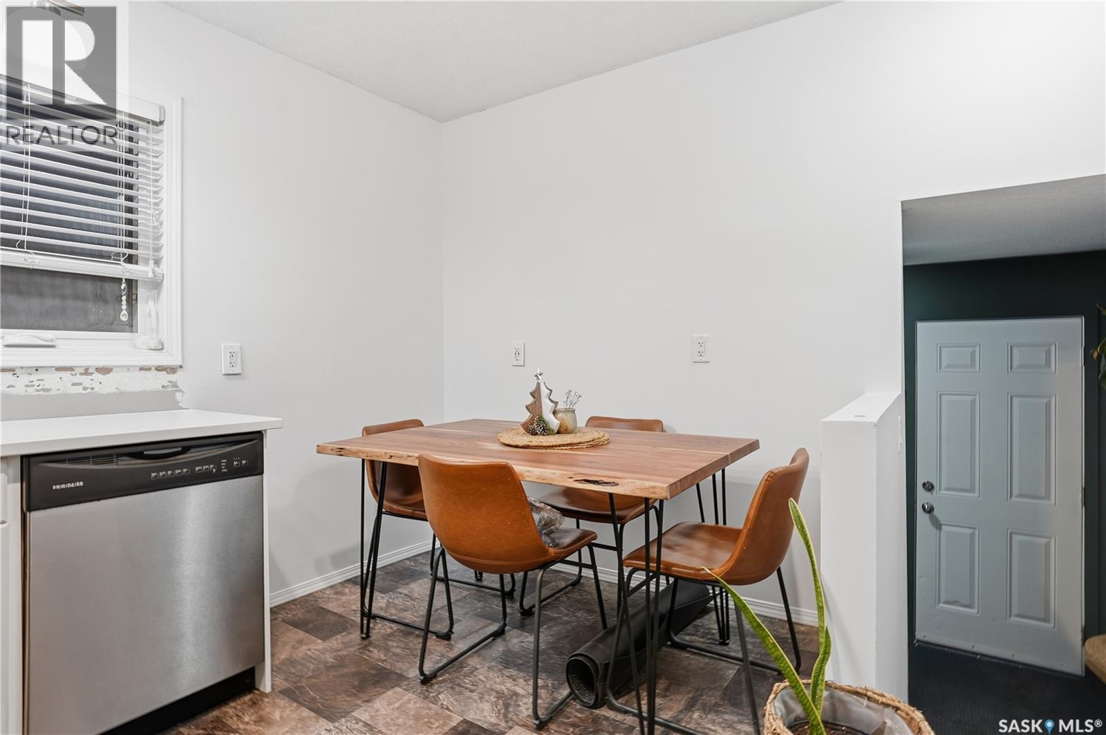 600 Mullin Avenue E, Regina, SK - Indoor Photo Showing Dining Room