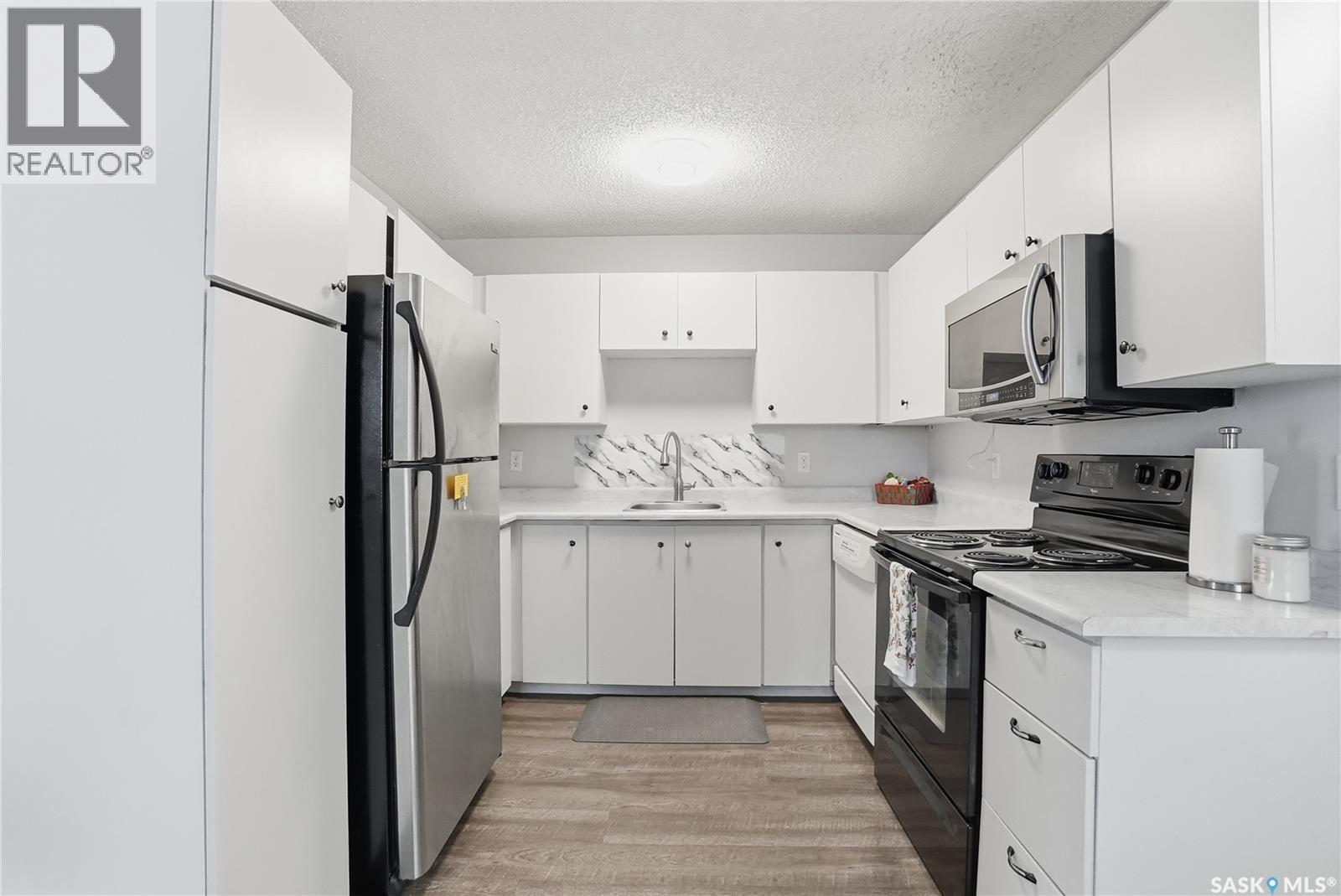 203A Dunlop Street, Saskatoon, SK - Indoor Photo Showing Kitchen
