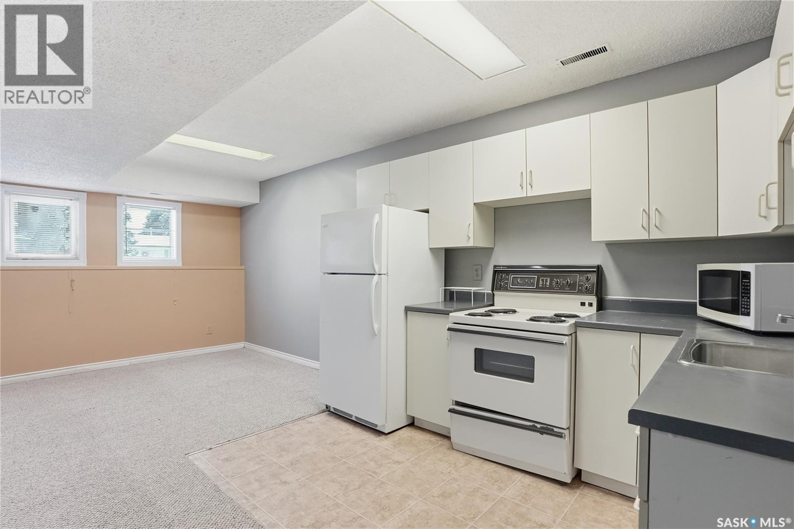 203A Dunlop Street, Saskatoon, SK - Indoor Photo Showing Kitchen