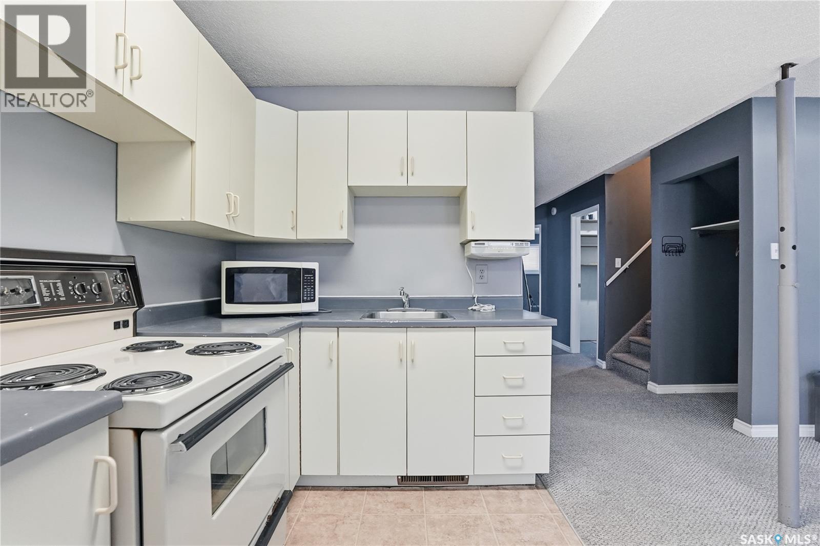 203A Dunlop Street, Saskatoon, SK - Indoor Photo Showing Kitchen