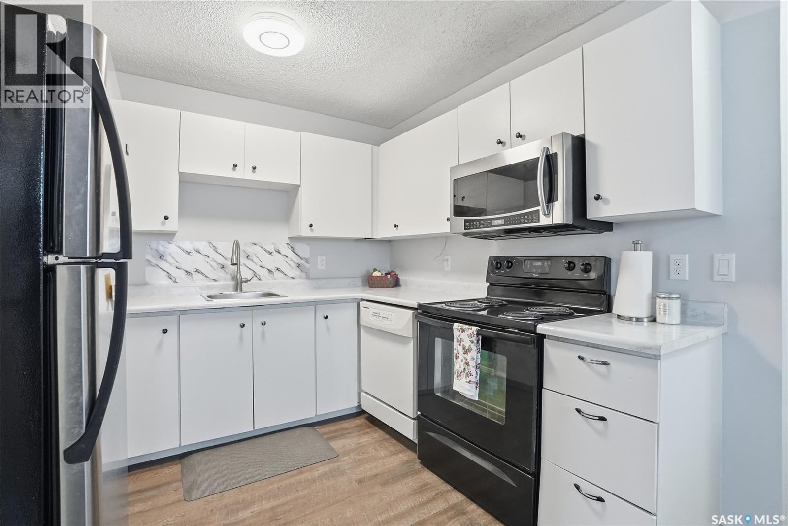 203A Dunlop Street, Saskatoon, SK - Indoor Photo Showing Kitchen