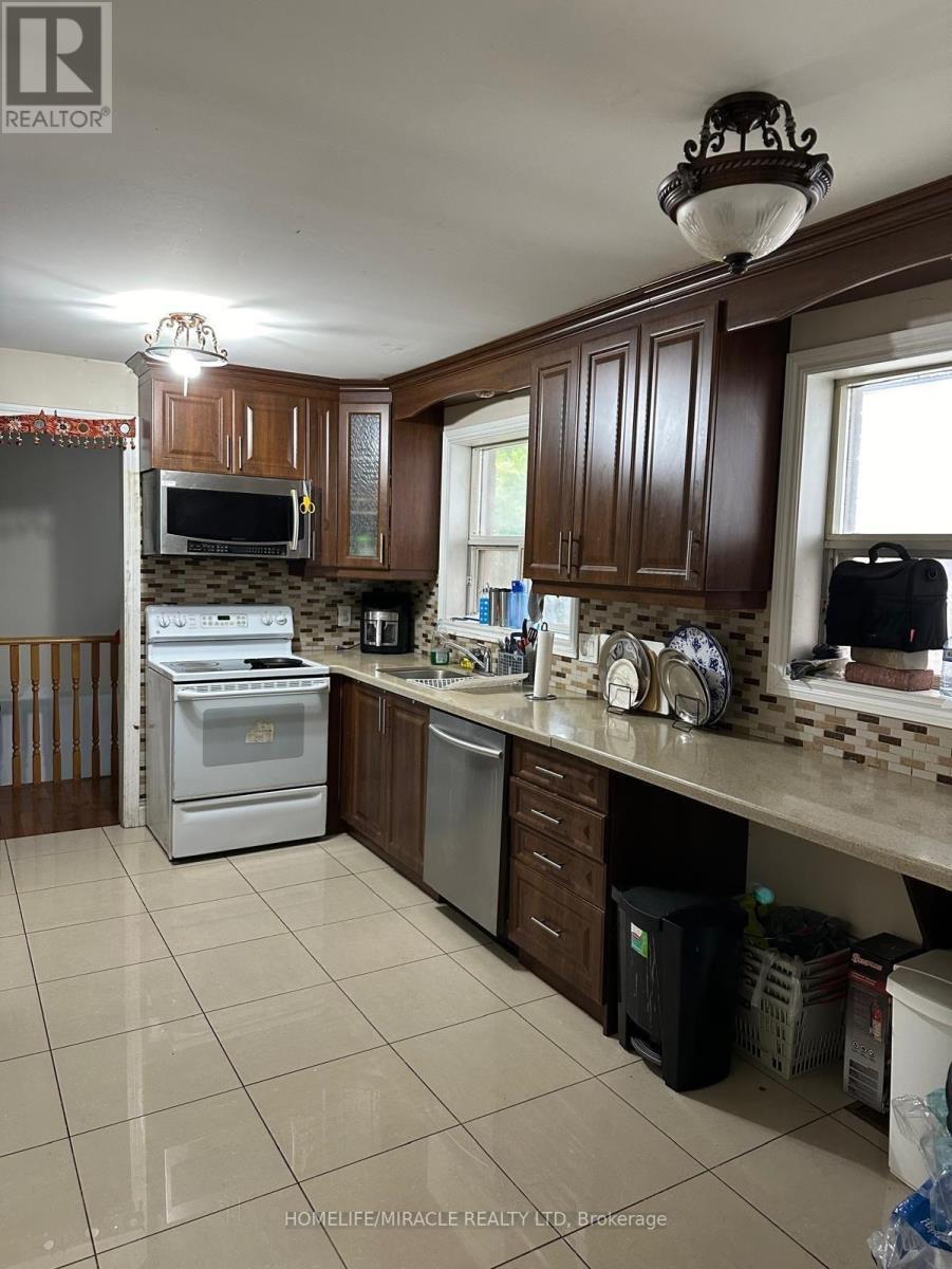 7166 Shallford Road, Mississauga, ON - Indoor Photo Showing Kitchen With Double Sink