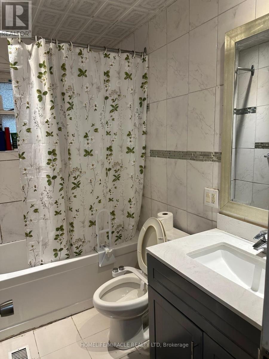 7166 Shallford Road, Mississauga, ON - Indoor Photo Showing Bathroom