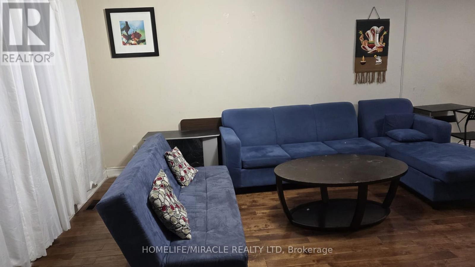 7166 Shallford Road, Mississauga, ON - Indoor Photo Showing Living Room