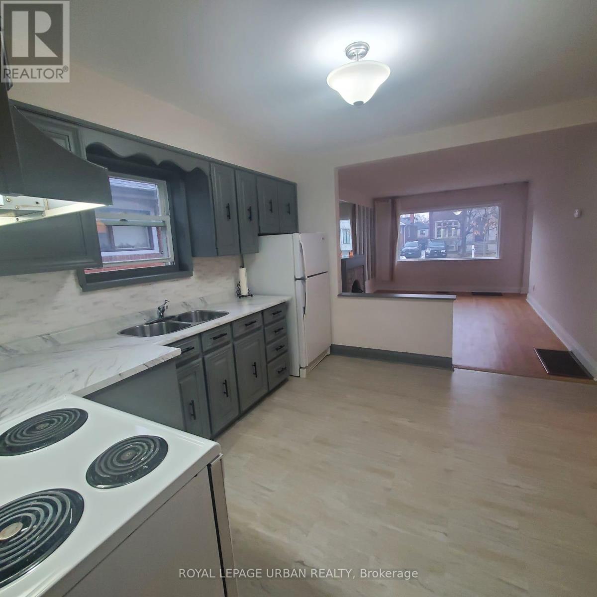 304 Linsmore Crescent, Toronto, ON - Indoor Photo Showing Kitchen With Double Sink
