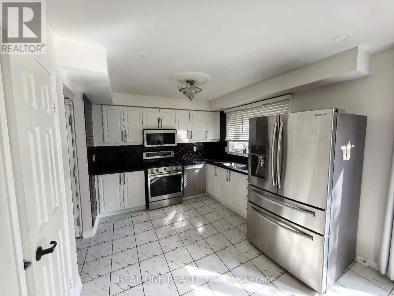 144 Clansman Trail, Mississauga, ON - Indoor Photo Showing Kitchen