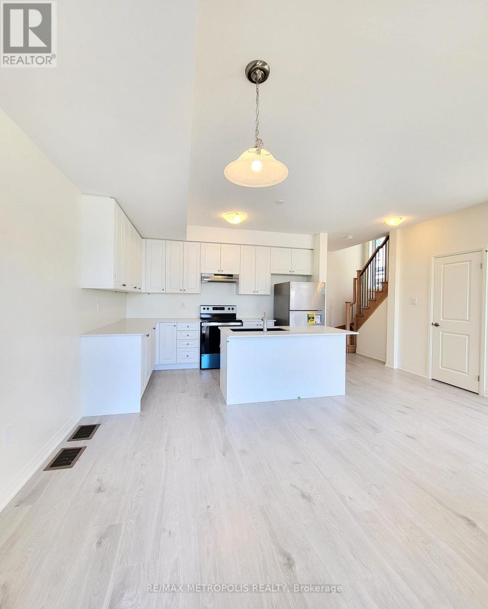 20 Esquire Way, Whitby, ON - Indoor Photo Showing Kitchen