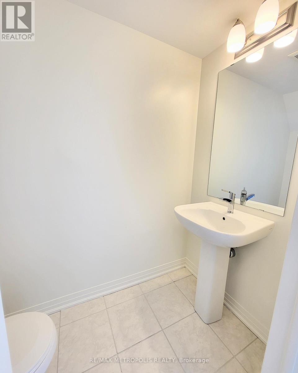 20 Esquire Way, Whitby, ON - Indoor Photo Showing Bathroom