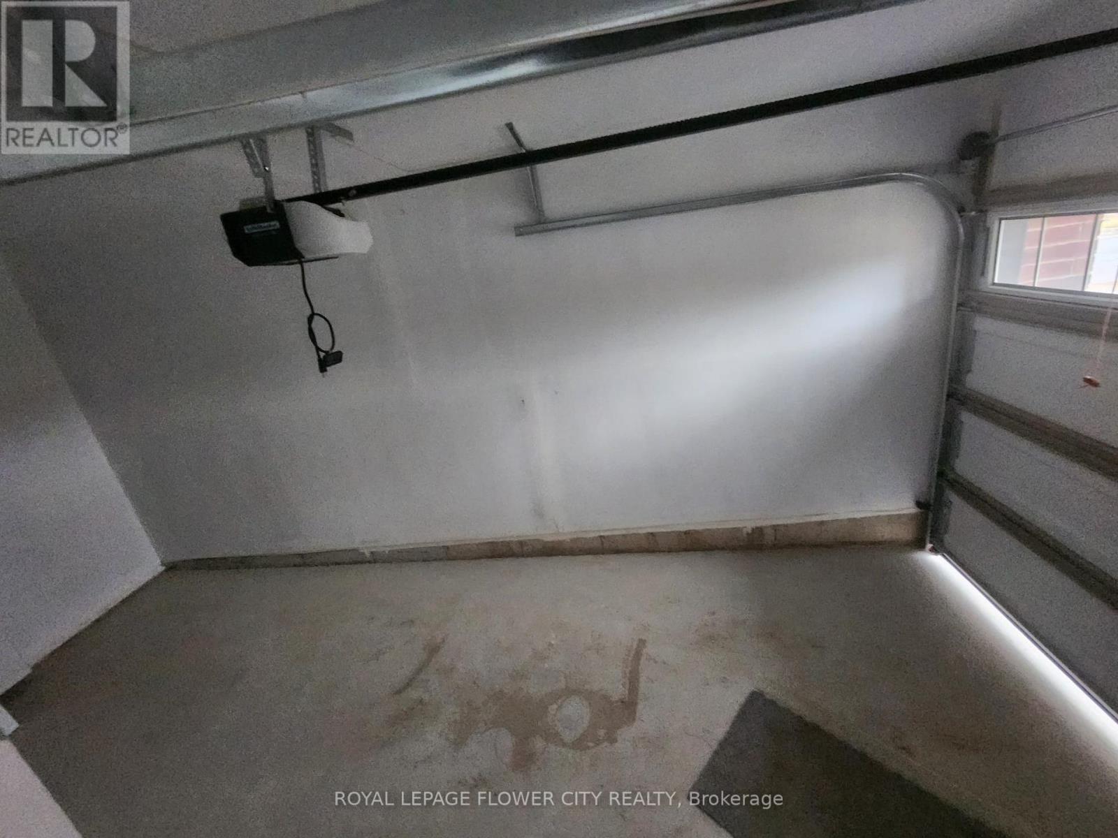 7432 Baycrest Common, Niagara Falls, ON - Indoor Photo Showing Garage