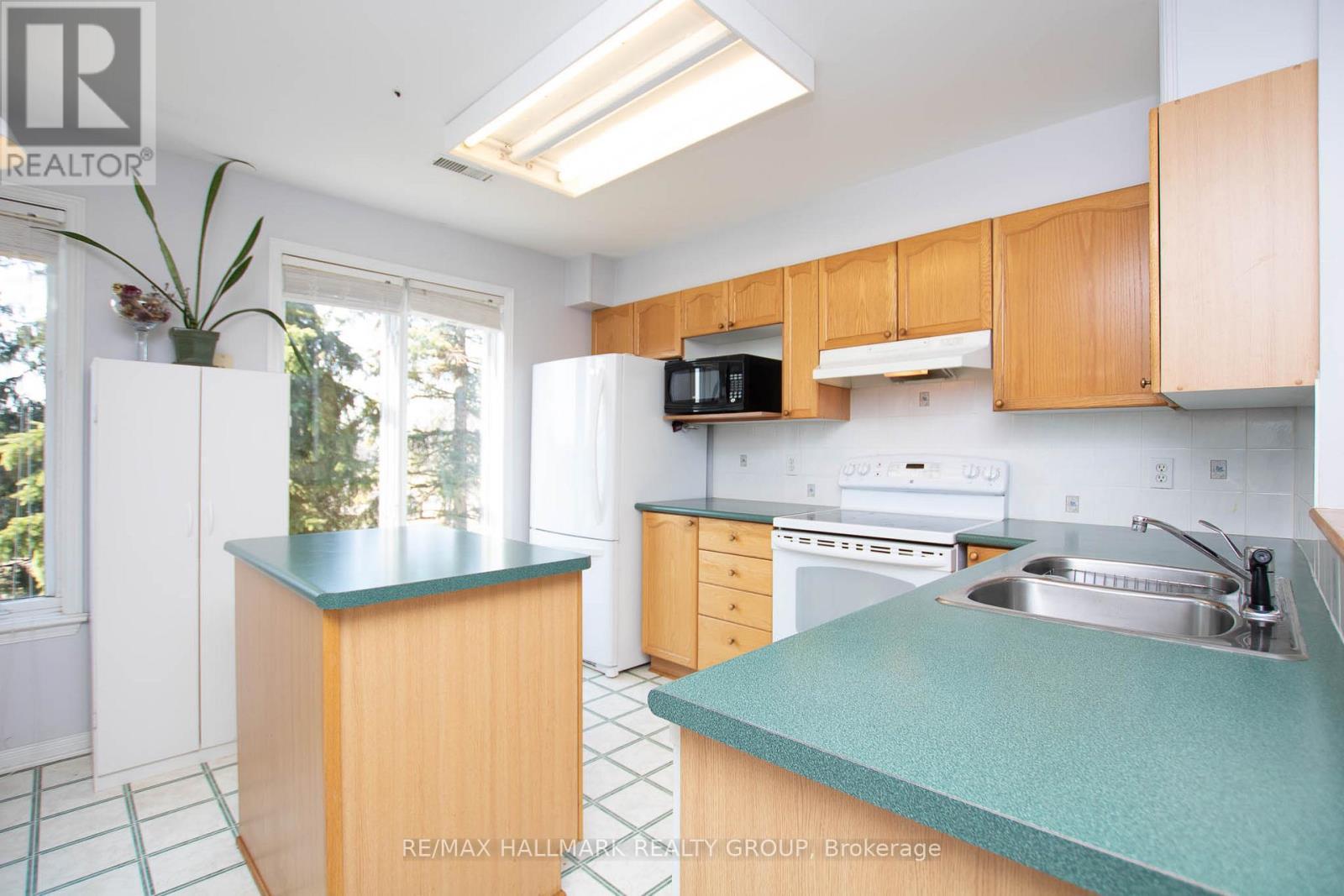 16 Briston Private, Ottawa, ON - Indoor Photo Showing Kitchen With Double Sink