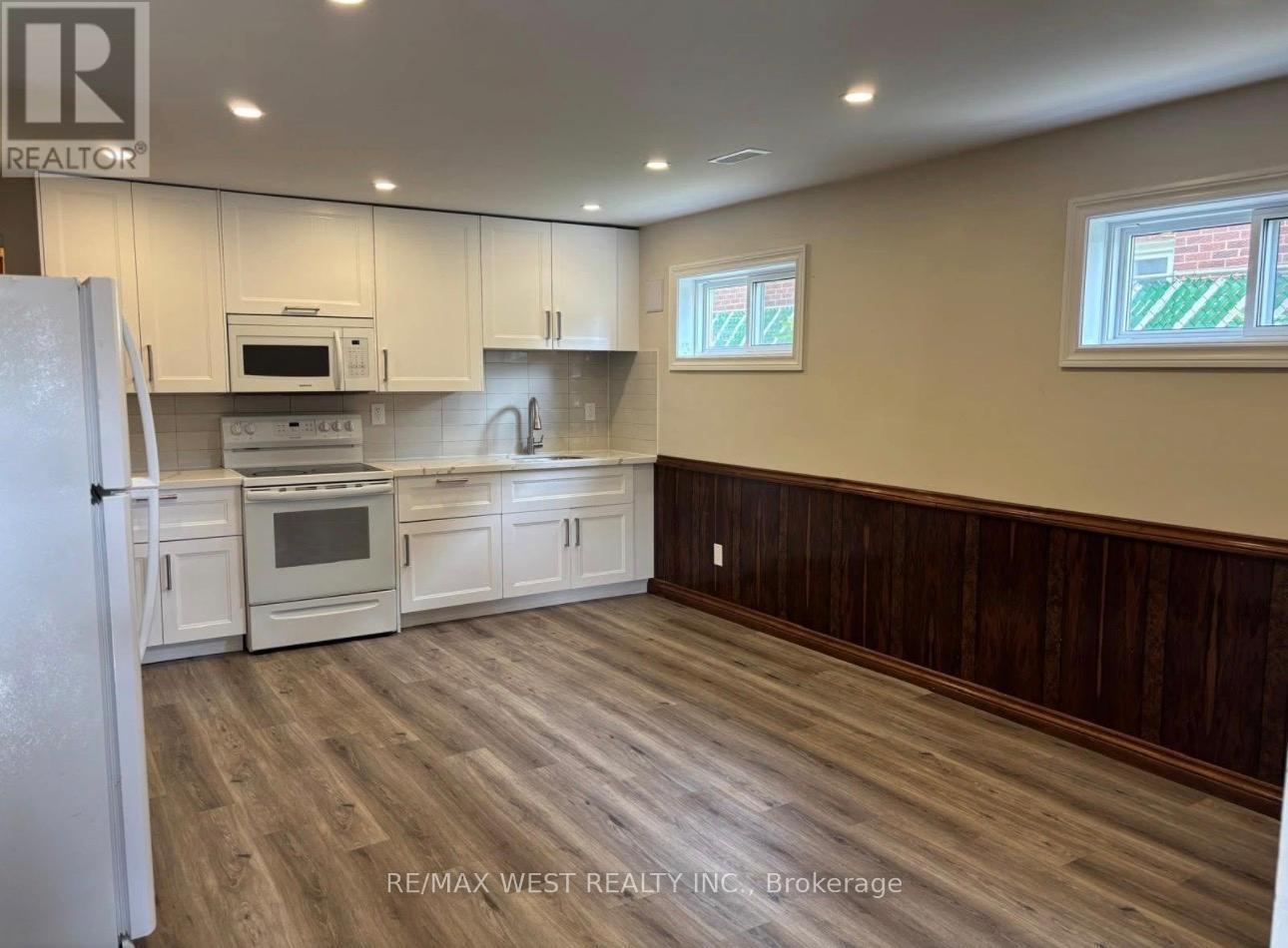 4 Dantek Court, Brampton, ON - Indoor Photo Showing Kitchen