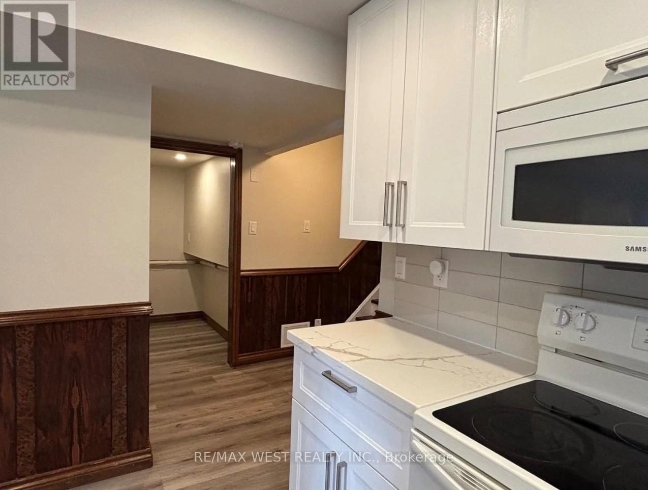 4 Dantek Court, Brampton, ON - Indoor Photo Showing Kitchen