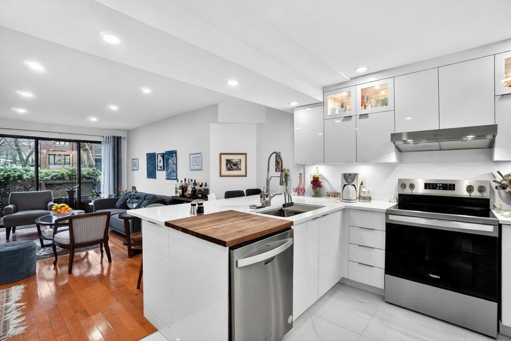 Kitchen - 167 Rue Terry-Fox, Montréal (Verdun/Île-Des-Soeurs), QC - Indoor Photo Showing Kitchen With Upgraded Kitchen