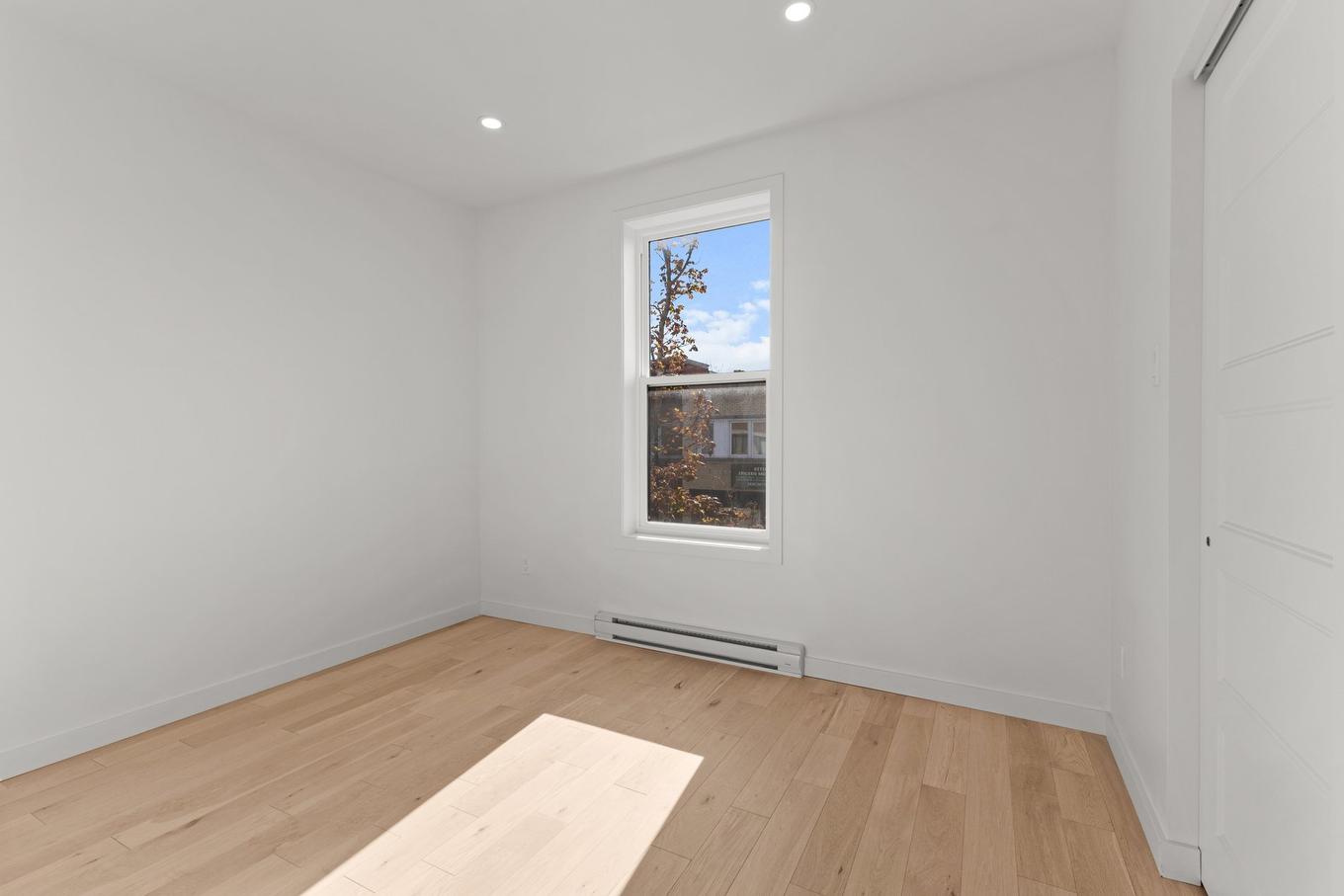 Chambre à coucher - 7591 Rue St-Hubert, Montréal (Villeray/Saint-Michel/Parc-Extension), QC - Indoor Photo Showing Other Room