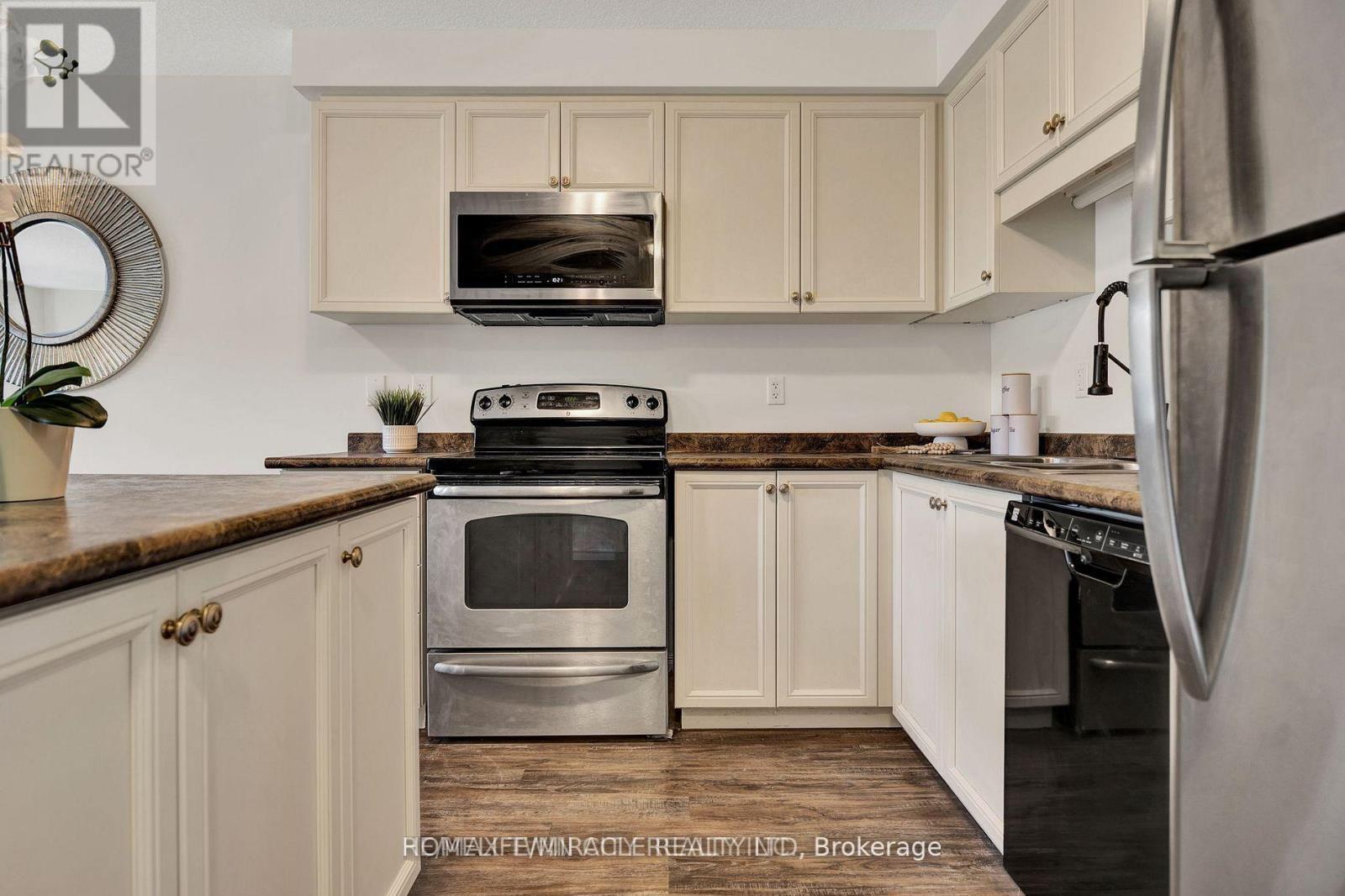 252 Countrystone Crescent, Kitchener, ON - Indoor Photo Showing Kitchen