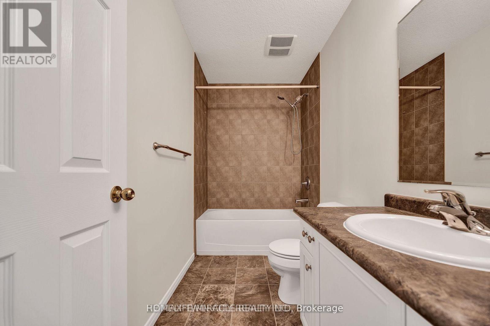 252 Countrystone Crescent, Kitchener, ON - Indoor Photo Showing Bathroom