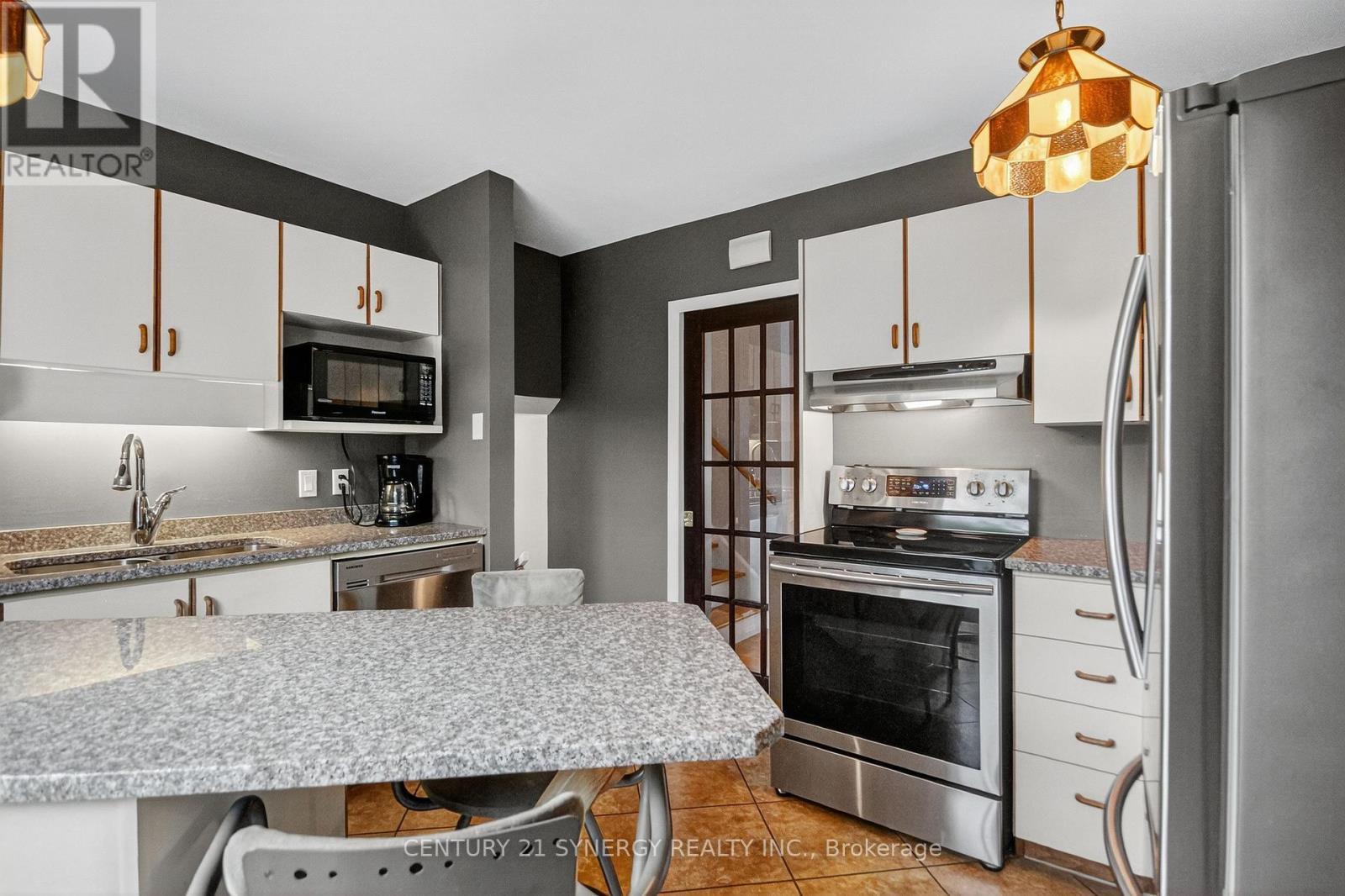7 St Remy Drive, Ottawa, ON - Indoor Photo Showing Kitchen With Stainless Steel Kitchen With Upgraded Kitchen