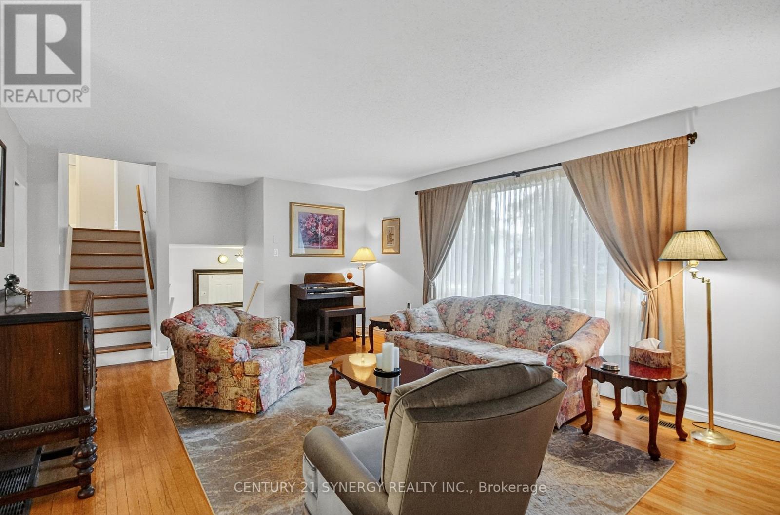 7 St Remy Drive, Ottawa, ON - Indoor Photo Showing Living Room