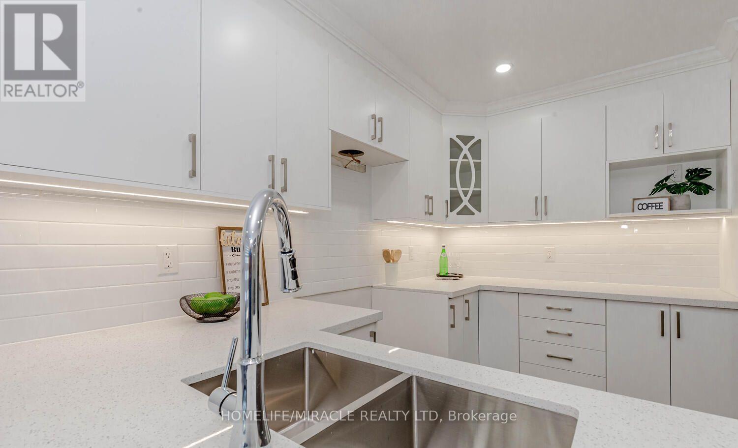 Upper - 44 Leatherhead Court, Brampton, ON - Indoor Photo Showing Kitchen With Double Sink With Upgraded Kitchen