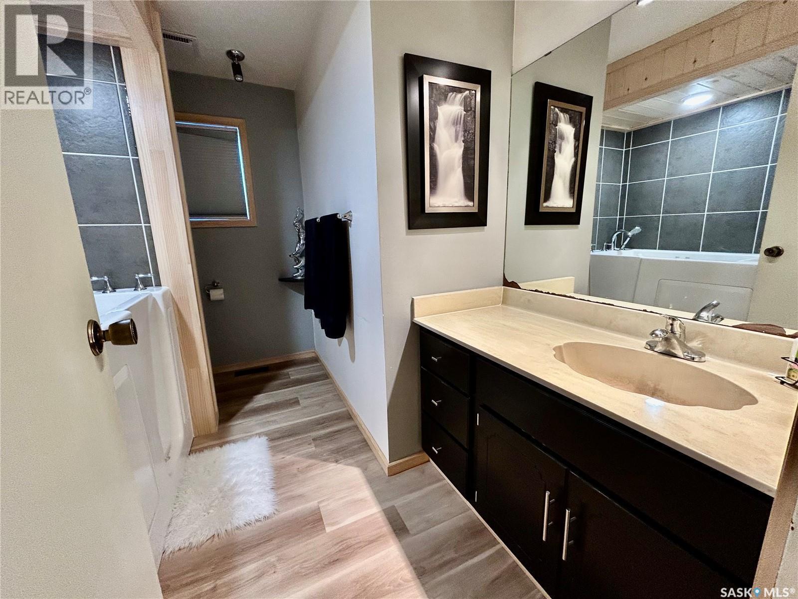 700 9Th Avenue W, Nipawin, SK - Indoor Photo Showing Bathroom