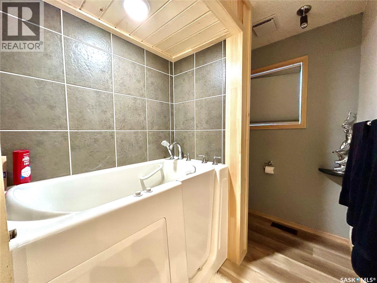 700 9Th Avenue W, Nipawin, SK - Indoor Photo Showing Bathroom
