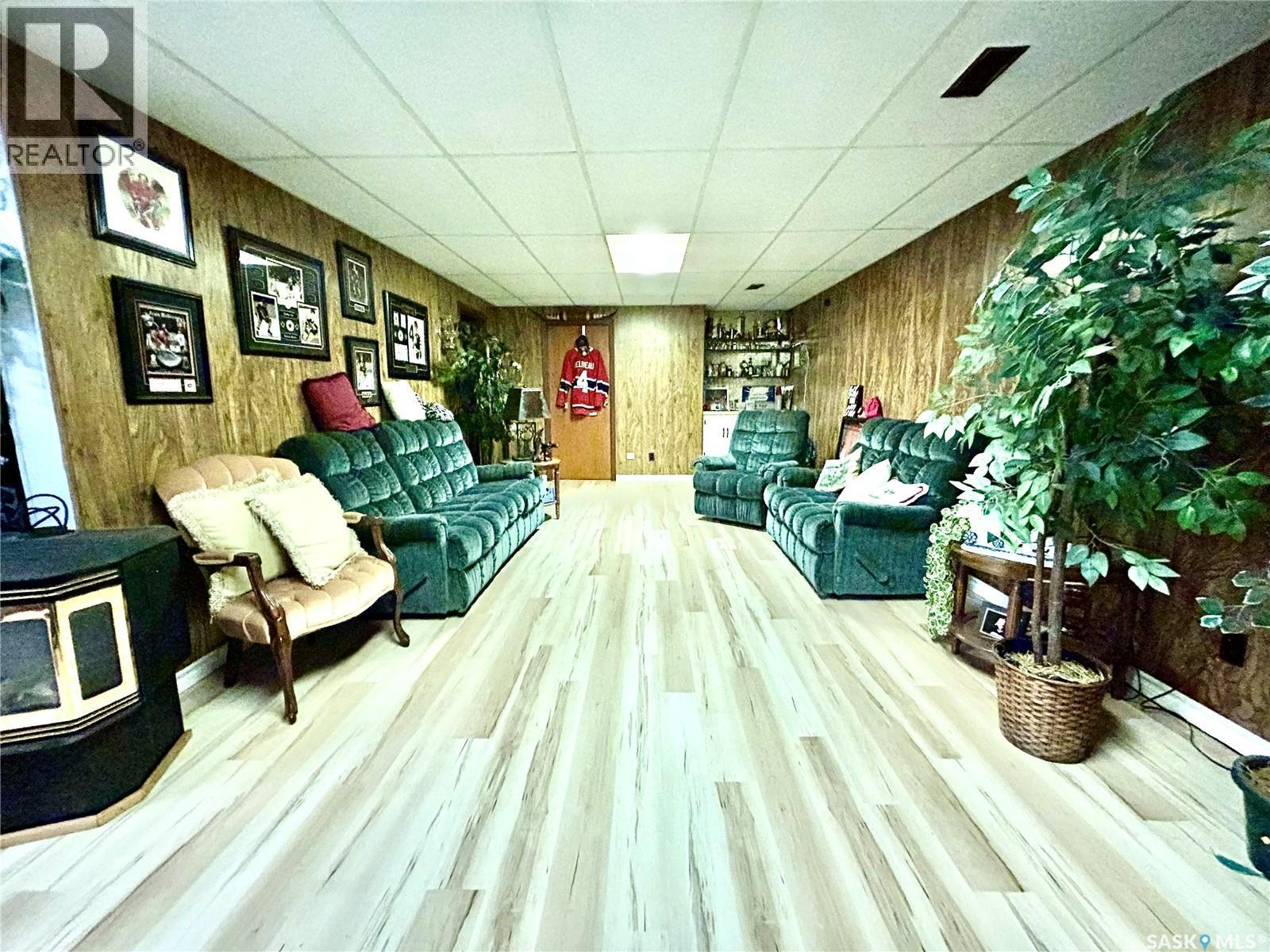 700 9Th Avenue W, Nipawin, SK - Indoor