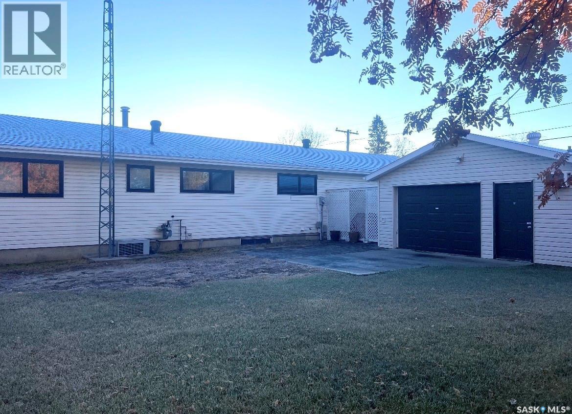 700 9Th Avenue W, Nipawin, SK - Outdoor