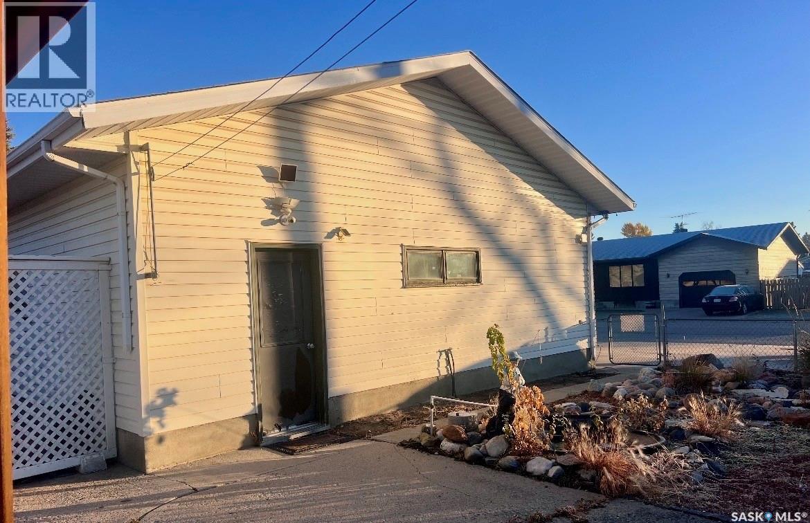 700 9Th Avenue W, Nipawin, SK - Outdoor With Deck Patio Veranda With Exterior