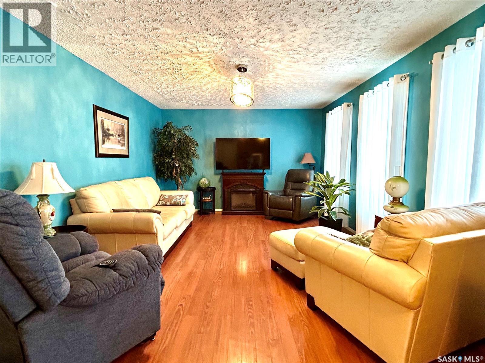 700 9Th Avenue W, Nipawin, SK - Indoor Photo Showing Living Room