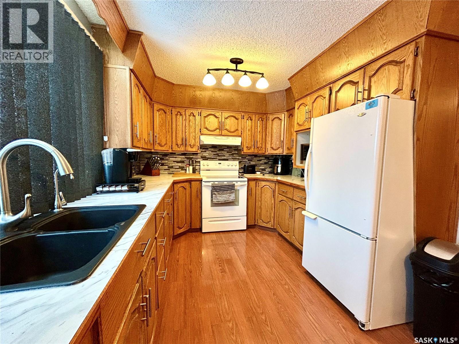 700 9Th Avenue W, Nipawin, SK - Indoor Photo Showing Kitchen With Double Sink