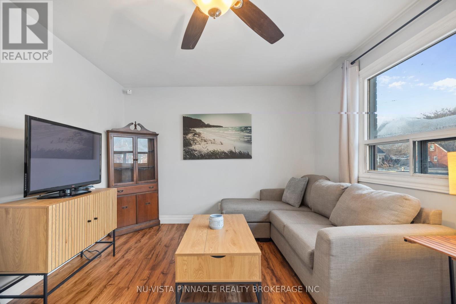 Large window and laminate floor in Livingroom. - 81 Dunkirk Drive N, St. Thomas, ON - Indoor Photo Showing Living Room