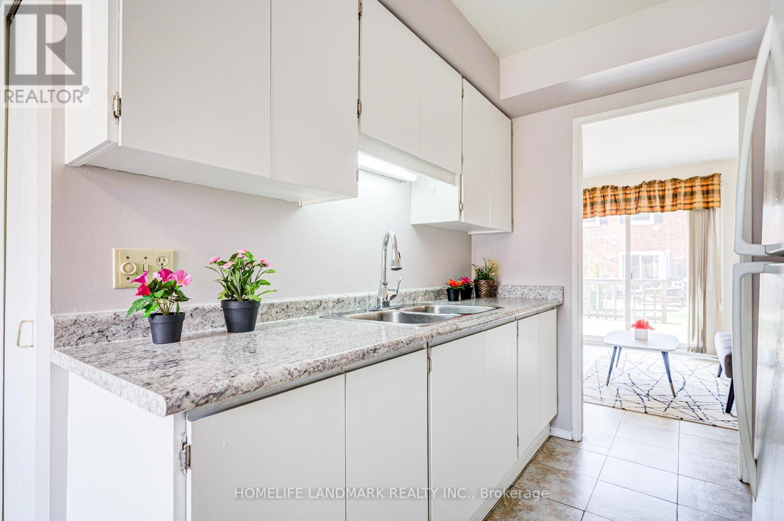 2 - 401 Keats Way, Waterloo, ON - Indoor Photo Showing Kitchen With Double Sink