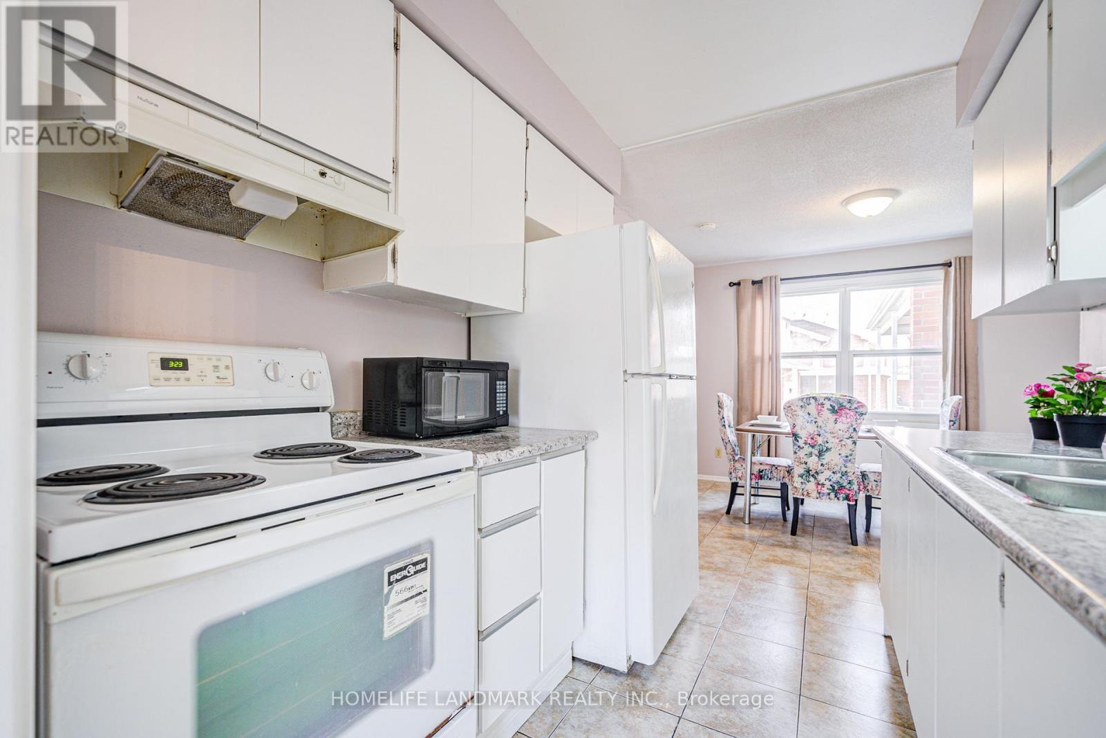 2 - 401 Keats Way, Waterloo, ON - Indoor Photo Showing Kitchen