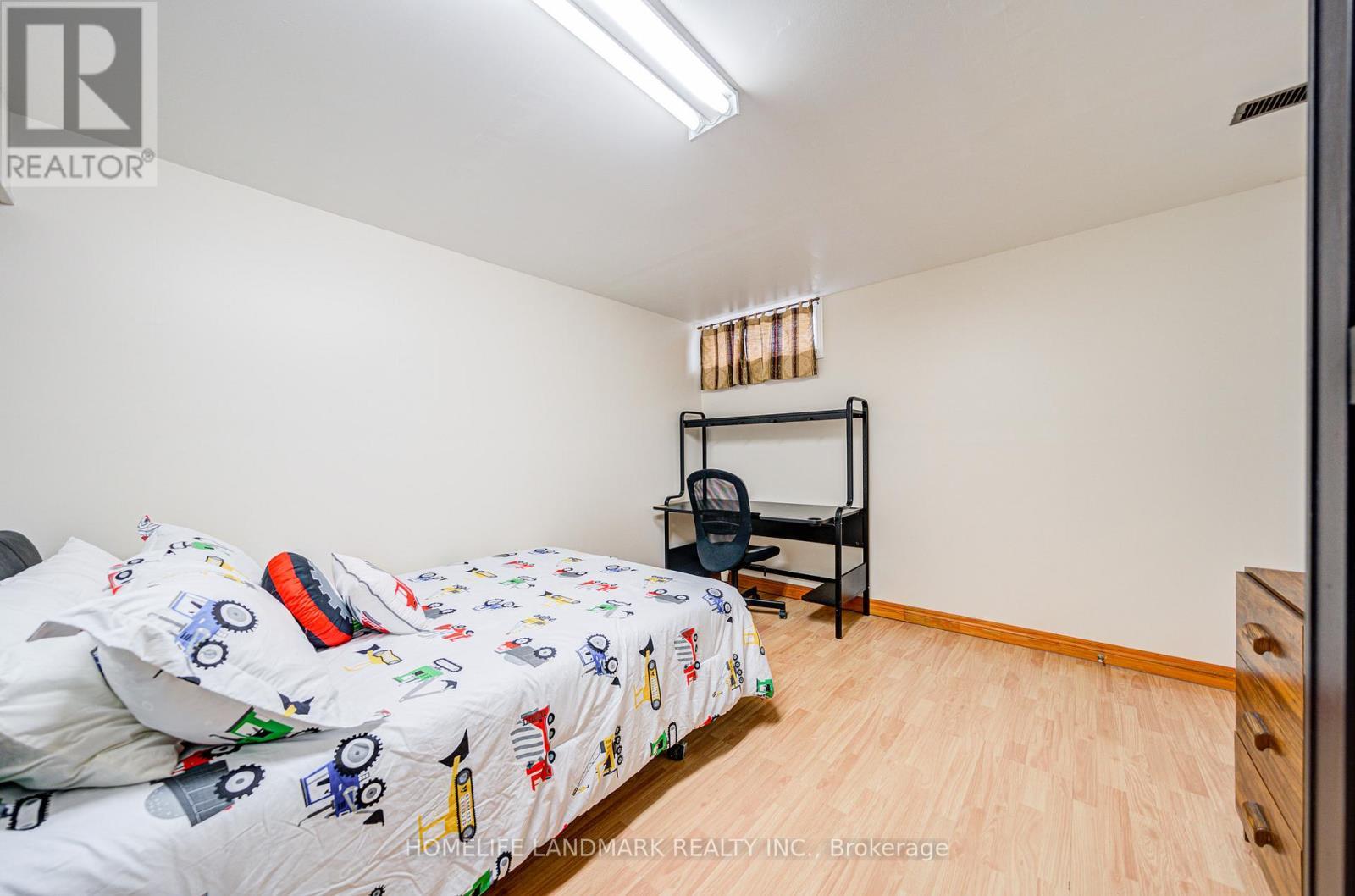 2 - 401 Keats Way, Waterloo, ON - Indoor Photo Showing Bedroom