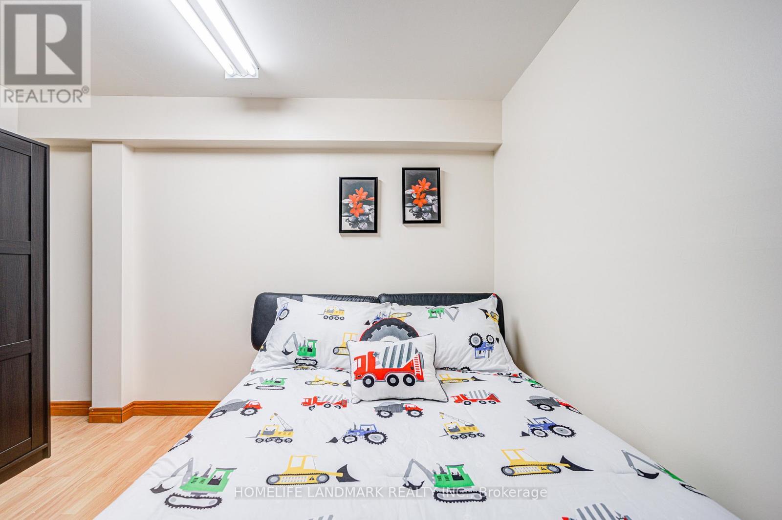 2 - 401 Keats Way, Waterloo, ON - Indoor Photo Showing Bedroom