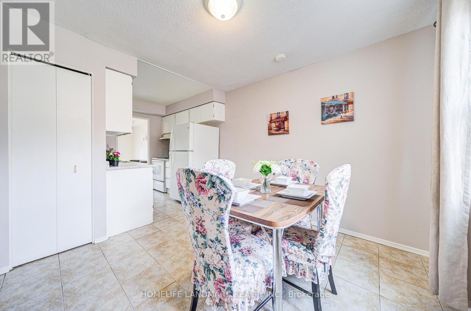 2 - 401 Keats Way, Waterloo, ON - Indoor Photo Showing Dining Room