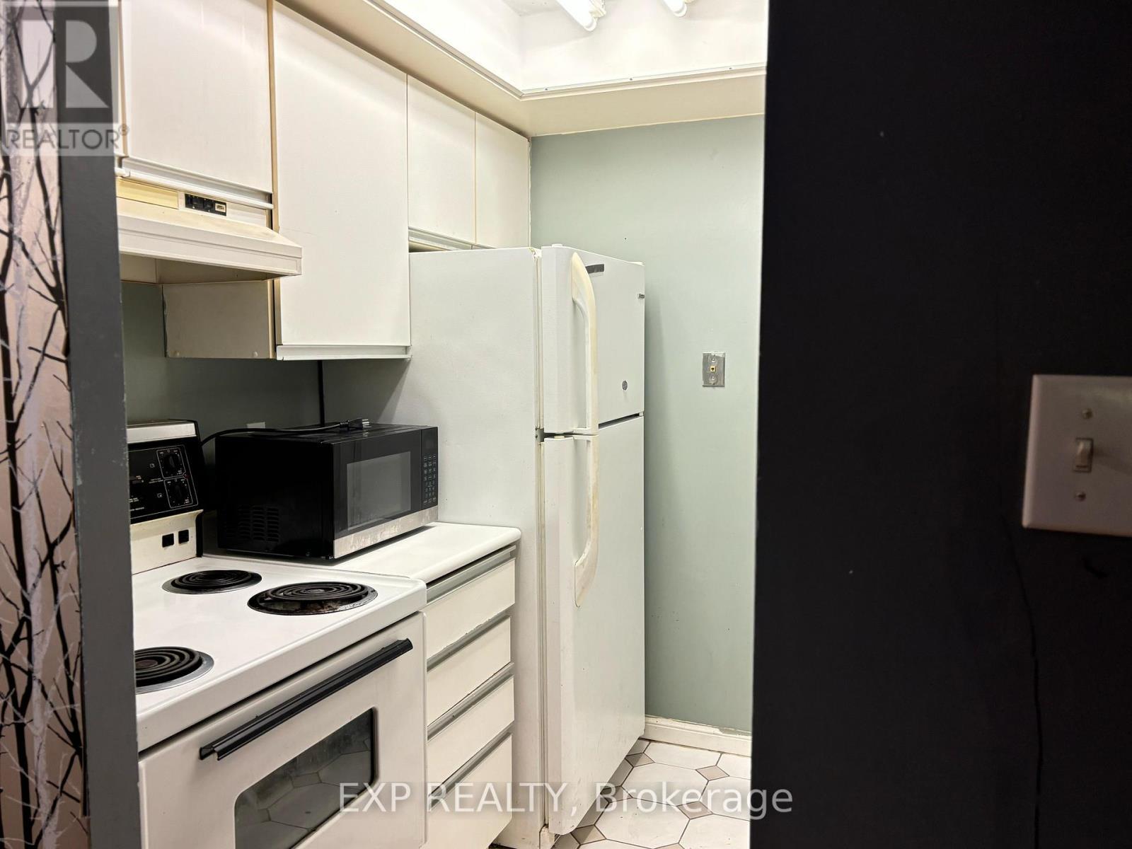 1205 - 101 Subway Crescent, Toronto, ON - Indoor Photo Showing Kitchen