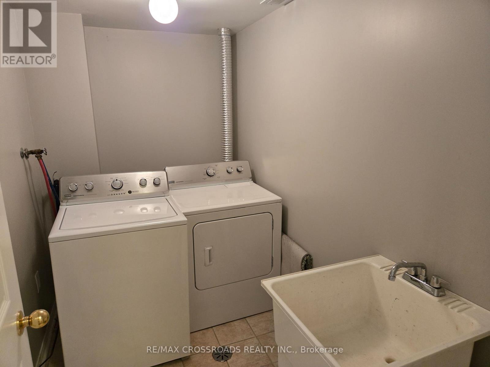 2 - 10 Post Oak Drive, Richmond Hill, ON - Indoor Photo Showing Laundry Room