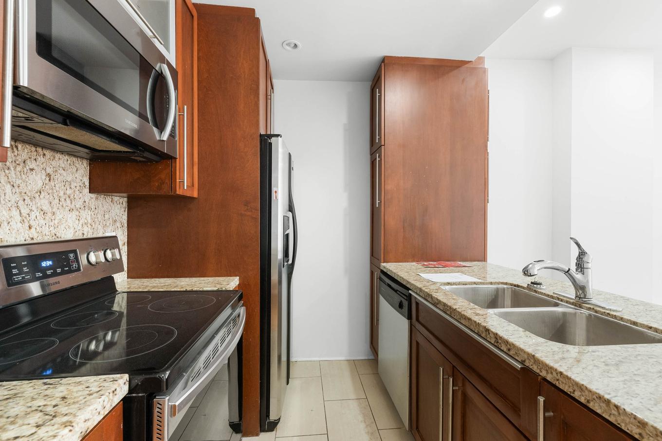 Cuisine - 301-10 Rue St-Jacques, Montréal (Ville-Marie), QC - Indoor Photo Showing Kitchen With Double Sink