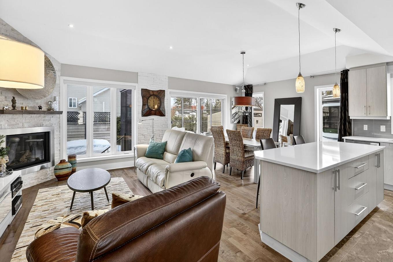 Living room - 14680 Rue Jean-Maurice, Mirabel, QC - Indoor With Fireplace