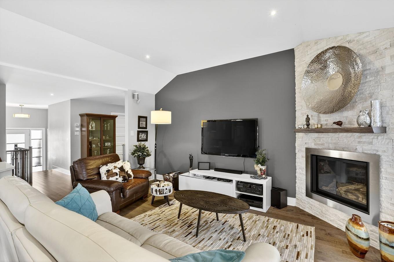Living room - 14680 Rue Jean-Maurice, Mirabel, QC - Indoor Photo Showing Living Room With Fireplace